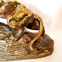 Keramieken leeuw, gesigneerd